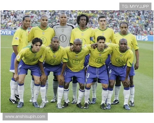 光芒四射的白皙足球明星背后的故事与成就揭秘